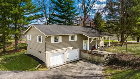 301 Skyline Dr, Zanesville, OH 43701