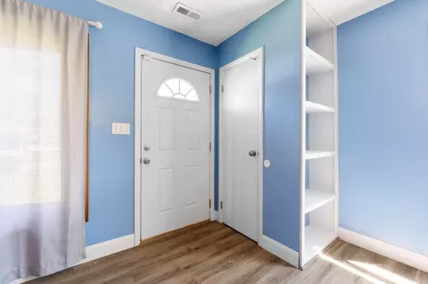 Entry Way - 1403 Trachsel Ave, Marion, OH 43302 photo 1 of 2