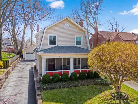 Exterior - 39 E Torrence Rd, Columbus, OH 43214 photo 4 of 15