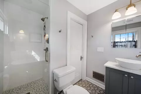 Bath - 39 E Torrence Rd, Columbus, OH 43214 photo 2 of 3