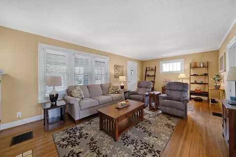 Living - 39 E Torrence Rd, Columbus, OH 43214 photo 4 of 6