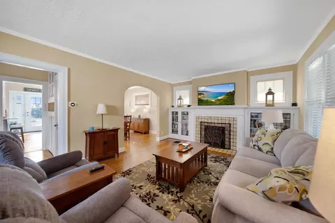 Living - 39 E Torrence Rd, Columbus, OH 43214 photo 2 of 6