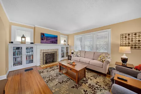 Living - 39 E Torrence Rd, Columbus, OH 43214 photo 3 of 6
