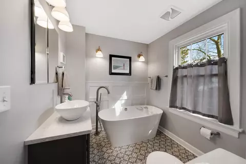 Bath - 39 E Torrence Rd, Columbus, OH 43214 photo 1 of 3