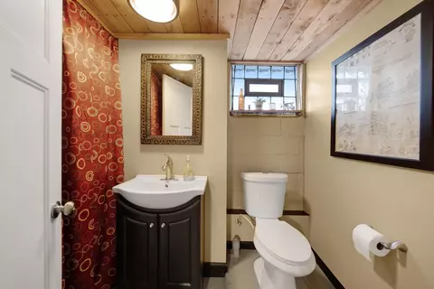 Bath - 39 E Torrence Rd, Columbus, OH 43214 photo 3 of 3
