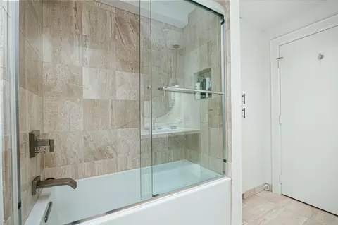 Bath - 1 Miranova Pl #2425, Columbus, OH 43215 photo 5 of 7