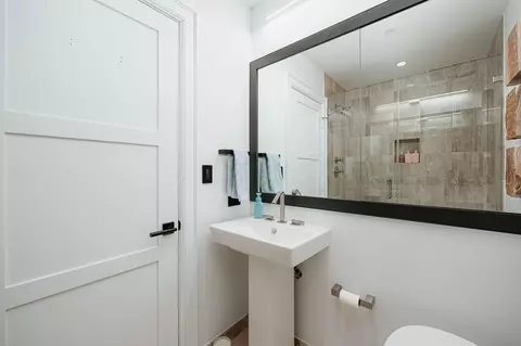 Bath - 1 Miranova Pl #2425, Columbus, OH 43215 photo 2 of 7