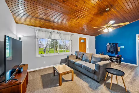 Living - 1748 Smeltzer Rd, Marion, OH 43302 photo 1 of 4