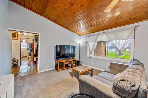 Living - 1748 Smeltzer Rd, Marion, OH 43302 photo 3 of 4