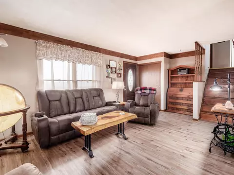 Living - 1891 Kauffman Rd, Marion, OH 43302 photo 2 of 6