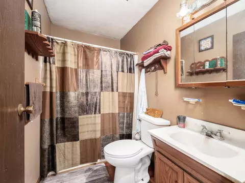 Bath - 1891 Kauffman Rd, Marion, OH 43302 photo 2 of 2