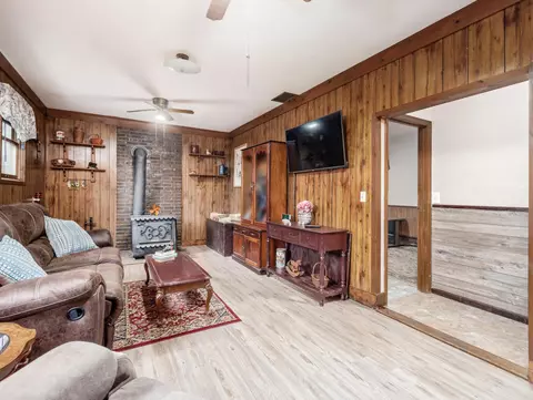 Living - 1891 Kauffman Rd, Marion, OH 43302 photo 4 of 6