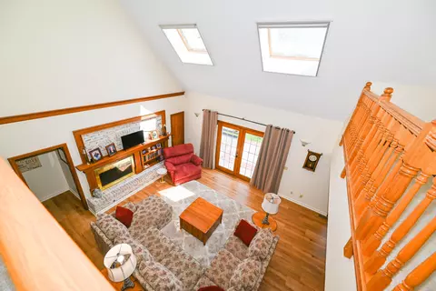 Living - 814 Eton St, Marion, OH 43302 photo 5 of 10