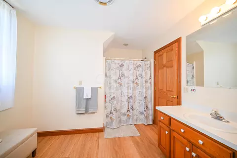 Bath - 814 Eton St, Marion, OH 43302 photo 5 of 6