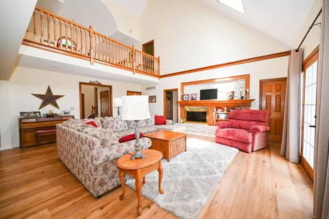 Living - 814 Eton St, Marion, OH 43302 photo 1 of 10
