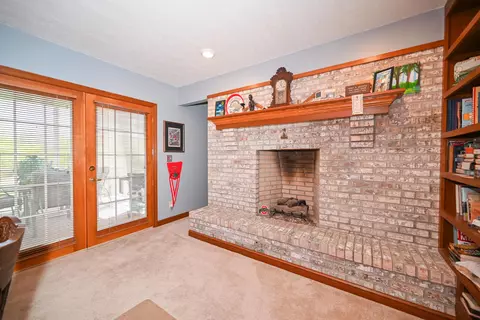 Living - 814 Eton St, Marion, OH 43302 photo 3 of 10