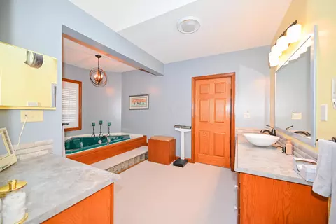 Bath - 814 Eton St, Marion, OH 43302 photo 2 of 6