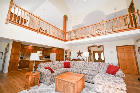 Living - 814 Eton St, Marion, OH 43302 photo 2 of 10