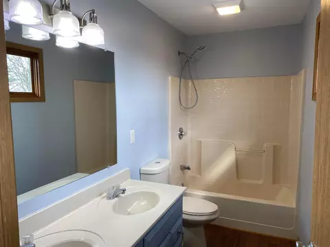 Bath - 136 Fairview Blvd, Circleville, OH 43113 photo 3 of 5