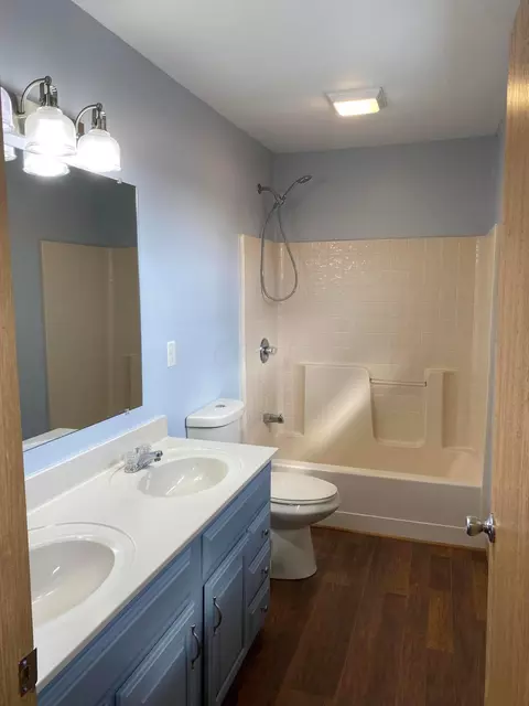 Bath - 136 Fairview Blvd, Circleville, OH 43113 photo 2 of 5