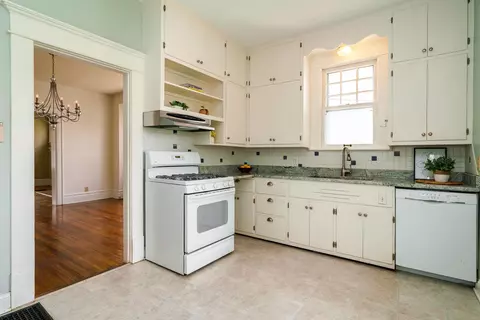 Kitchen - 70 E Dunedin Rd, Columbus, OH 43214 photo 2 of 3