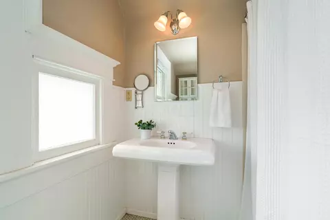 Bath - 70 E Dunedin Rd, Columbus, OH 43214 photo 2 of 2