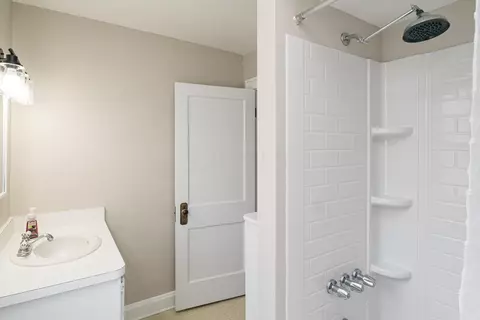 Bath - 214 E Pacemont Rd, Columbus, OH 43202 photo 3 of 3