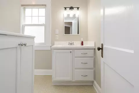 Bath - 214 E Pacemont Rd, Columbus, OH 43202 photo 2 of 3