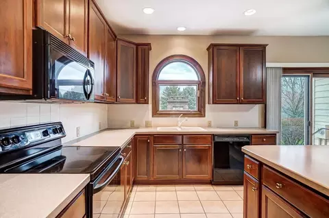Kitchen - 6826 Mcdevitt Dr, Dublin, OH 43017 photo 3 of 4