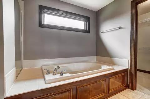 Bath - 6826 Mcdevitt Dr, Dublin, OH 43017 photo 4 of 9
