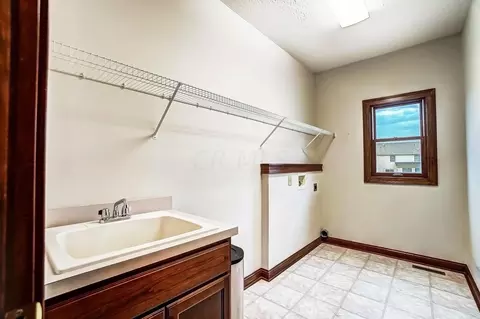 Bath - 6826 Mcdevitt Dr, Dublin, OH 43017 photo 2 of 9
