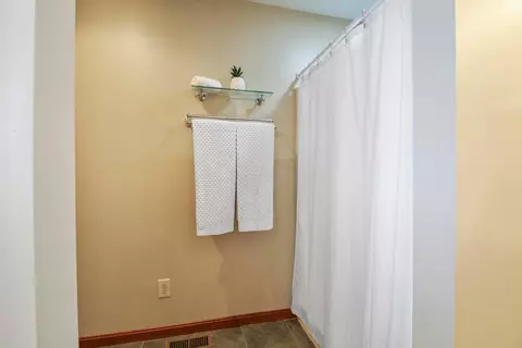 Bath - 3273 Gooding Rd, Marion, OH 43302 photo 5 of 6