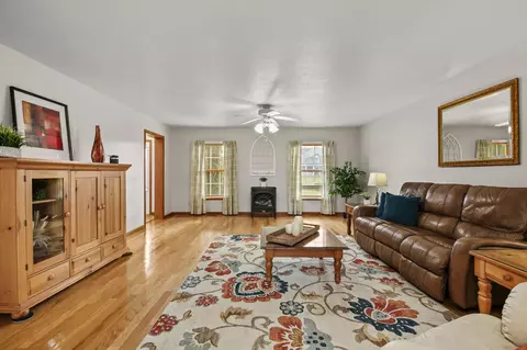 Living - 3273 Gooding Rd, Marion, OH 43302 photo 4 of 5