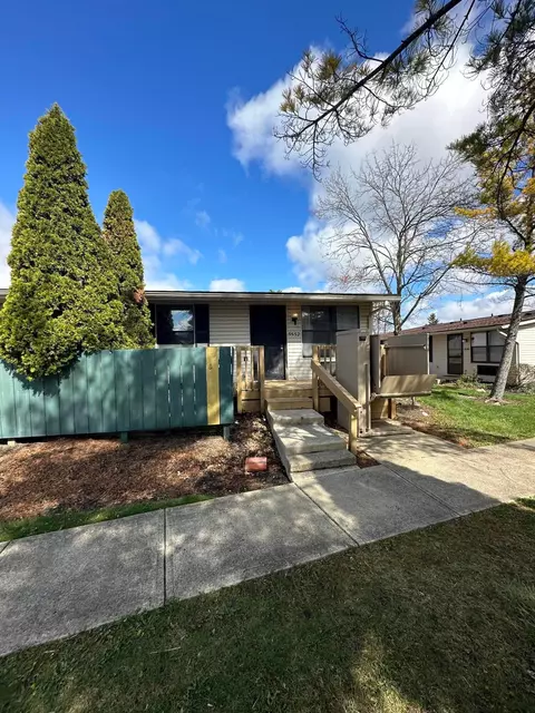 5532 Pipers Meadow Dr, Columbus, OH 43228
