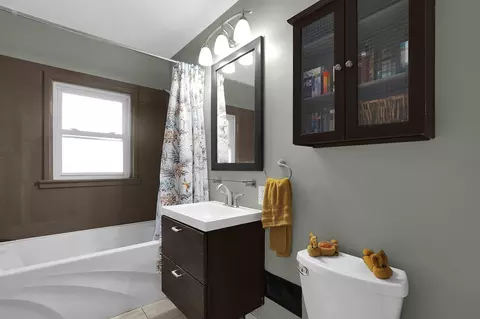 Bath - 479 Tarlton Rd, Circleville, OH 43113 photo 1 of 3