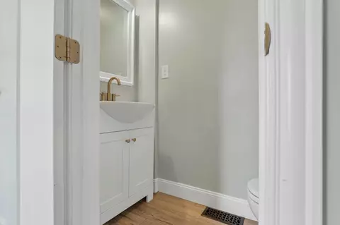 Bath - 221 E Markison Ave, Columbus, OH 43207 photo 2 of 7