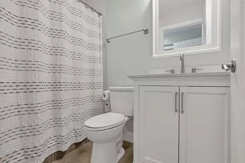 Bath - 221 E Markison Ave, Columbus, OH 43207 photo 3 of 7
