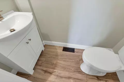 Bath - 221 E Markison Ave, Columbus, OH 43207 photo 1 of 7