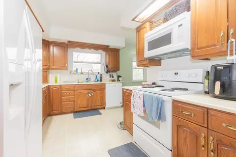 Kitchen - 431 E Lyndhurst St, Sidney, OH 45365 photo 2 of 4