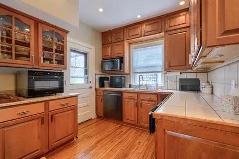 Kitchen - 131 E Pacemont Rd, Columbus, OH 43202 photo 2 of 4