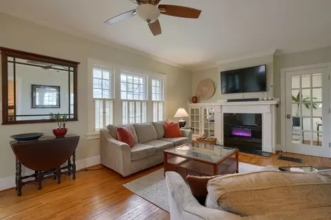 Living - 131 E Pacemont Rd, Columbus, OH 43202 photo 2 of 4