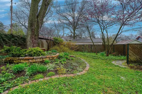 Exterior - 131 E Pacemont Rd, Columbus, OH 43202 photo 9 of 10