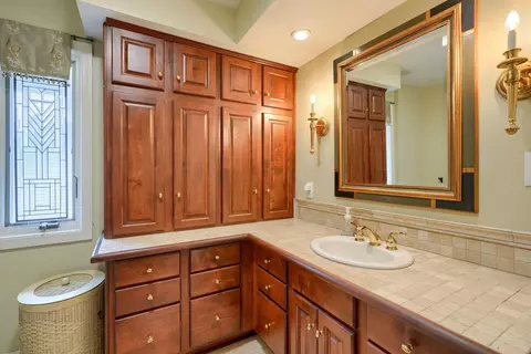 Bath - 131 E Pacemont Rd, Columbus, OH 43202 photo 2 of 2