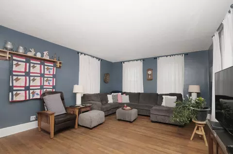 Living - 215 Forest St, Marion, OH 43302 photo 2 of 3