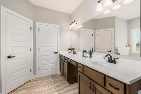 Bath - 2064 Troy Rd, Delaware, OH 43015 photo 3 of 5