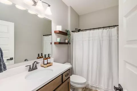 Bath - 2064 Troy Rd, Delaware, OH 43015 photo 5 of 5