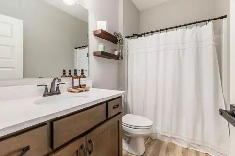 Bath - 2064 Troy Rd, Delaware, OH 43015 photo 4 of 5