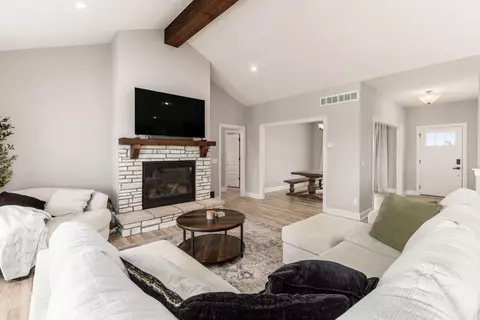 Living - 2064 Troy Rd, Delaware, OH 43015 photo 2 of 4