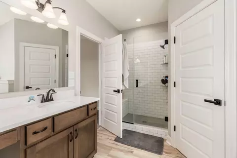 Bath - 2064 Troy Rd, Delaware, OH 43015 photo 2 of 5