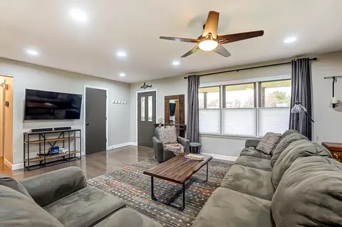 Living - 3519 Hanson Ct, Springfield, OH 45504 photo 2 of 4